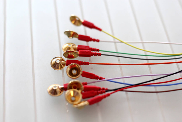 cables de color, electrodos clínicos taza de oro para electroencefalograma y electrodiagnóstico médico - Foto, imagen
