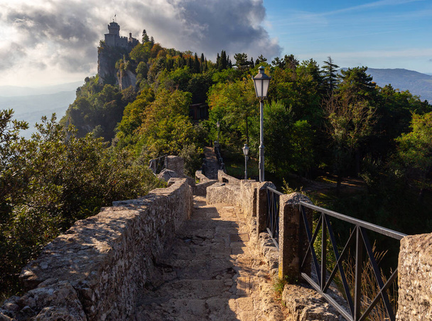 San Marino. Alte Steintürme auf dem Gipfel des Berges. - Foto, Bild