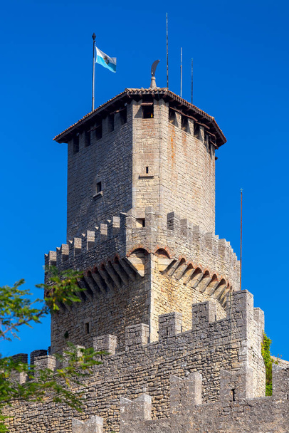 San Marino. Oude stenen torens bovenop de berg. - Foto, afbeelding