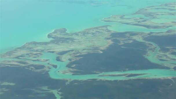 Légi felvételek elszigetelt szigetekről a Bahamákon. Tényleges nagy magasságú felvételek. - Felvétel, videó