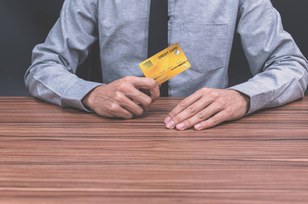 A man holding a credit card - Фото, изображение