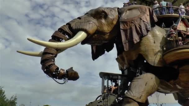 Detail mechanického slona na procházce po strojích zábavního parku Isle, Nantes, Francie. - Záběry, video