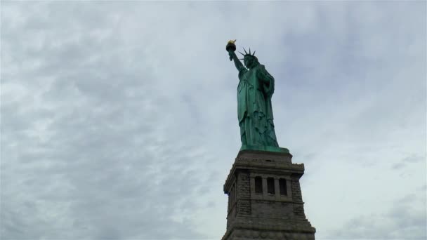 Άγαλμα της Ελευθερίας στο λιμάνι της Νέας Υόρκης, Ηνωμένες Πολιτείες. Ελευθερία που φωτίζει τον κόσμο. - Πλάνα, βίντεο