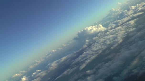 voler au-dessus et autour des nuages. images réelles de haute altitude, vue sur le cockpit.. - Séquence, vidéo