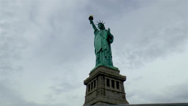Άγαλμα της Ελευθερίας στο λιμάνι της Νέας Υόρκης, Ηνωμένες Πολιτείες. Ελευθερία που φωτίζει τον κόσμο. - Πλάνα, βίντεο