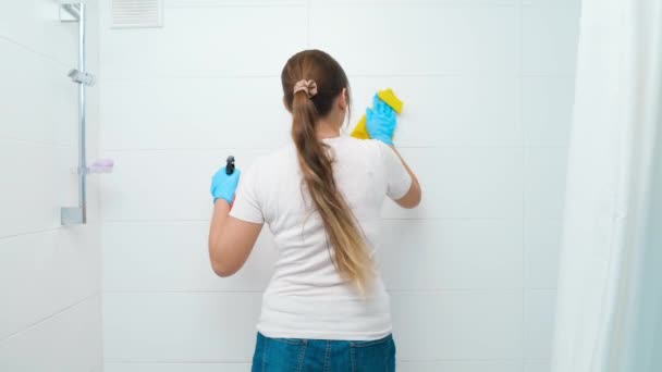 Genç ev hanımı ev işleri yapıyor ve banyoda duvarları yıkıyor. Ev işlerinde ve ev işlerinde iyi vakit geçirip eğleniyorum. - Video, Çekim