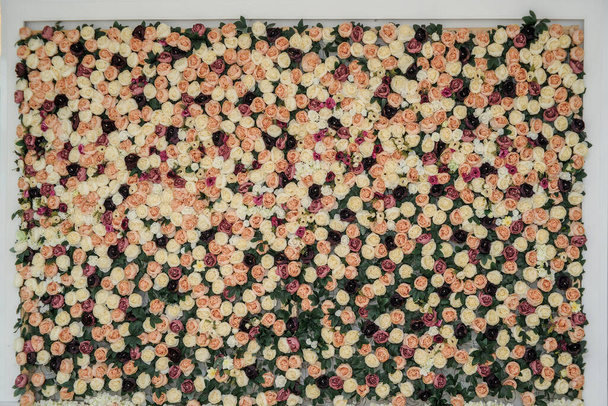 Τοίχος με διαφορετικά λουλούδια. Φόντο, υφές, ταπετσαρία. Διακόσμηση γάμου. Ζώνη φωτογραφιών - Φωτογραφία, εικόνα
