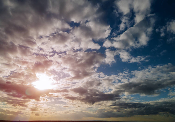 Барвистий драматичний схід сонця з хмарами небо яскравий горизонт горить небо ранкова ідилічна сцена
 - Фото, зображення