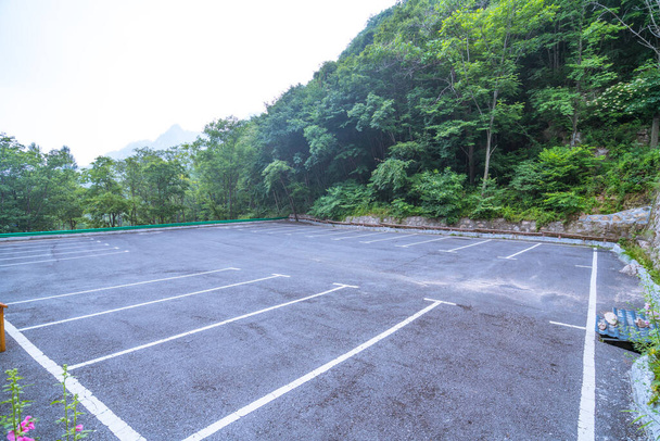 Le parking vide dans les montagnes.  - Photo, image