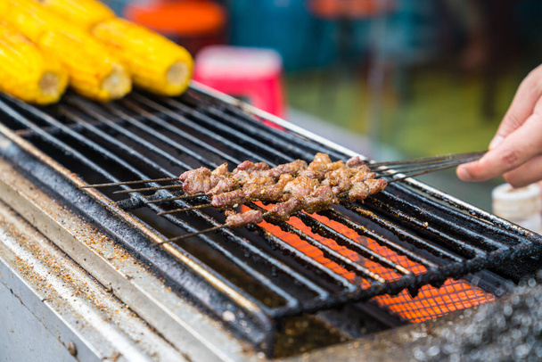 Kebabs de mouton grillés sur un gril sans fumée - Photo, image
