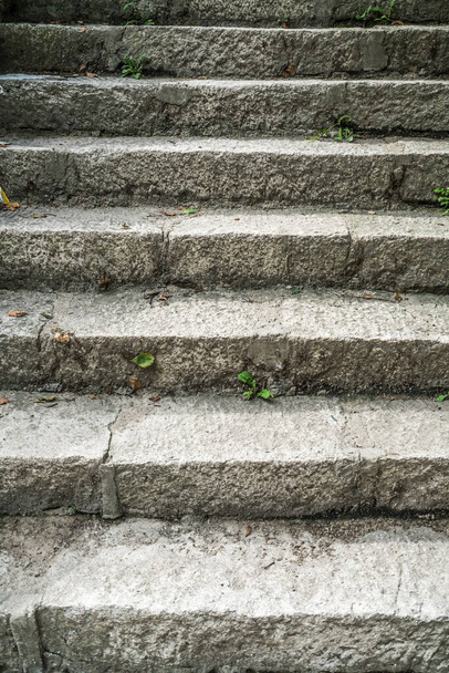 Grijze trappen na grijze trappen - Foto, afbeelding