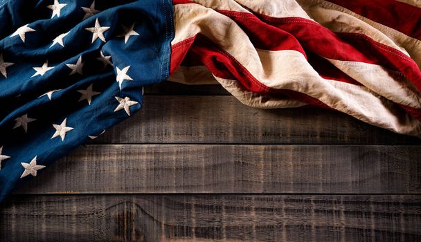 Happy Presidents Day concept met vlag van de Verenigde Staten op oude houten achtergrond. - Foto, afbeelding