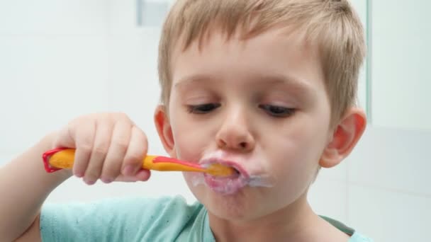 Ritratto di divertente bambino bambino pulizia e lavarsi i denti al mattino. Concetto di igiene dei denti e assistenza sanitaria ai bambini - Filmati, video