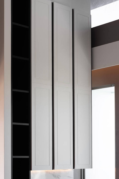 Primer plano de los armarios de madera blanca de la habitación - Foto, imagen