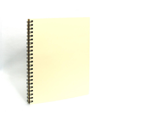 Beyaz arkaplanda halka omurgalı boş bir kitap - Fotoğraf, Görsel