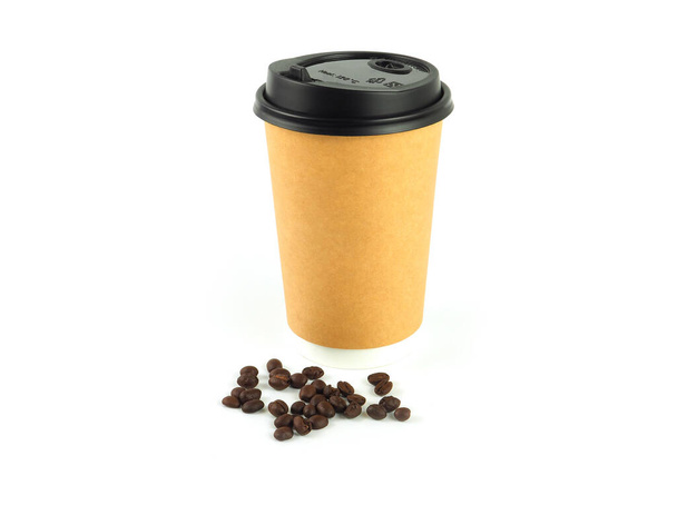 白い背景に隔離されたコーヒー豆とクラフトコーヒーカップを奪うブランク - 写真・画像