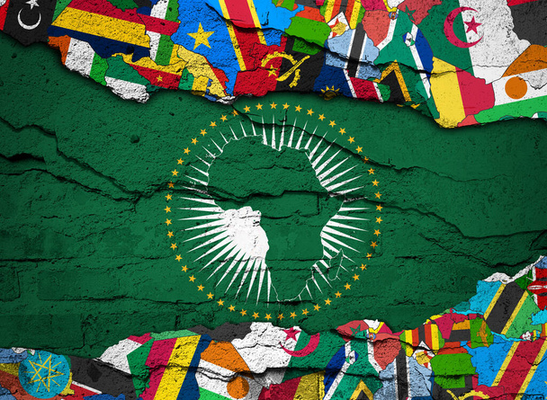 Bandera de la Unión Africana y banderas y mapas africanos pintados sobre un viejo fondo de pared. Ilustración 3D  - Foto, Imagen