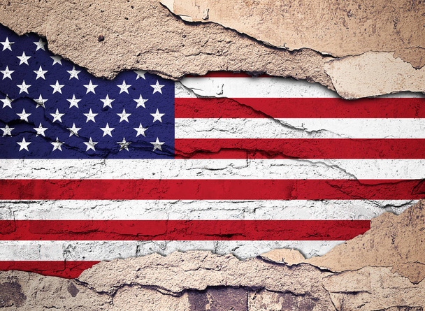 Bandera americana pintada sobre un viejo fondo de pared. Ilustración 3D  - Foto, Imagen