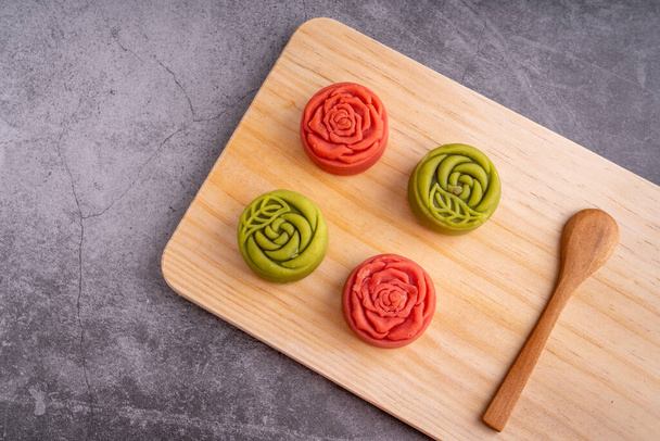 Red and green Mid-Autumn festival mooncakes are displayed  - Photo, Image