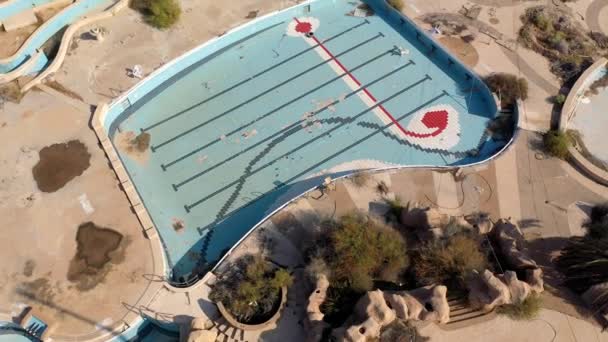 Zárt Elhagyott vízi park Légi kilátás, Holt-tenger, Izraelapokaliptikus látomás Izraelből 20 évre bezárt vízi park, Drónra néző  - Felvétel, videó