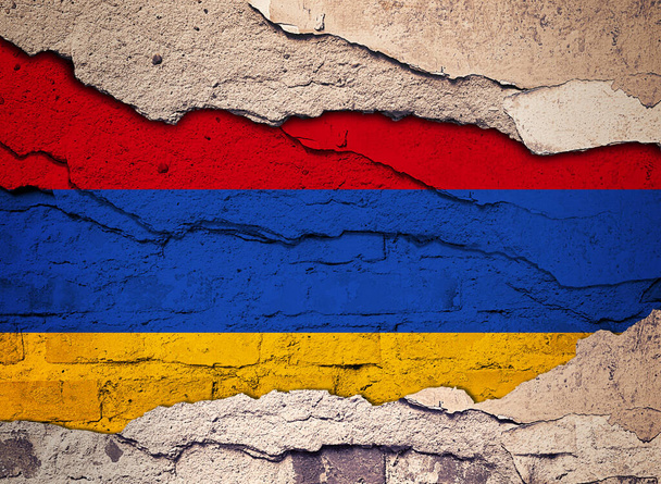 Bandera de Armenia pintada sobre un viejo fondo de pared. Ilustración 3D  - Foto, Imagen