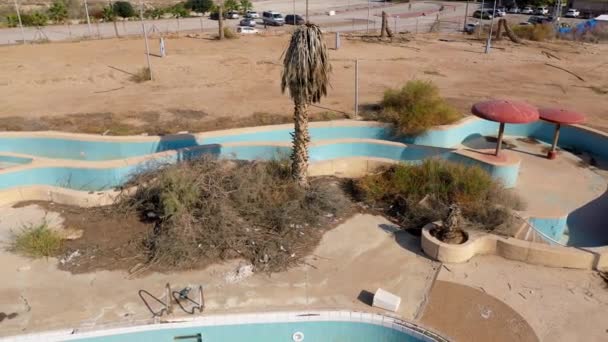 Zárt Elhagyott vízi park Légi kilátás, Holt-tenger, Izraelapokaliptikus látomás Izraelből 20 évre bezárt vízi park, Drónra néző  - Felvétel, videó