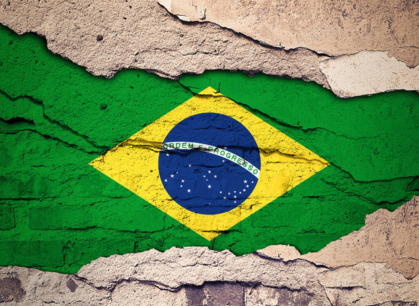 Bandeira do Brasil pintada em um fundo de parede antigo. Ilustração 3D  - Foto, Imagem