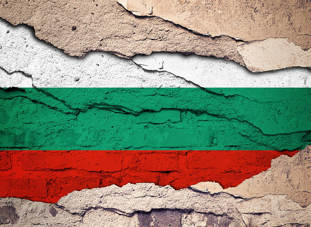 Bandera de Bulgaria pintada sobre un antiguo fondo de pared. Ilustración 3D  - Foto, Imagen