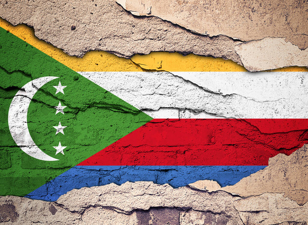 Bandera de las Comoras pintada sobre un antiguo fondo de pared. Ilustración 3D  - Foto, Imagen