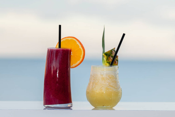 Due cocktail diversi con cannucce su una parete - Foto, immagini