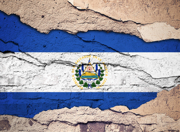 Bandera de El Salvador pintada sobre un viejo fondo mural. Ilustración 3D  - Foto, Imagen