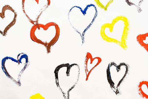 Kalpten gelen bir geçmiş. Kalpler çok renkli boyalarla boyanır. Ev yapımı Sevgililer Günü kartı - Fotoğraf, Görsel