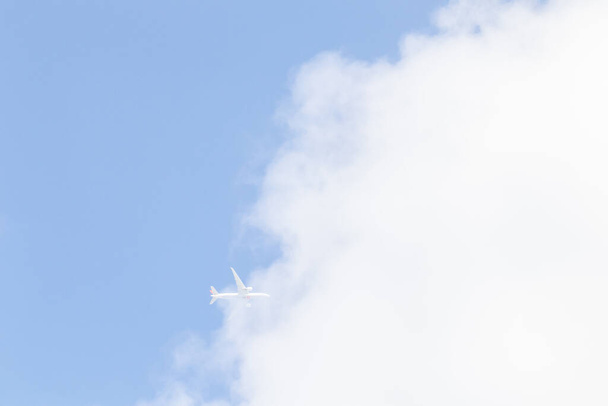 Turecki samolot towarowy w chmurach. Stambuł, Stambuł, Turcja - 01.10.2020 - Zdjęcie, obraz