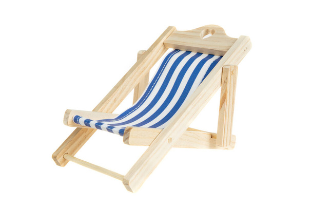 Krzesło plażowe odizolowane na białym. Niebiesko-białe krzesło pokładowe w paski. - Zdjęcie, obraz