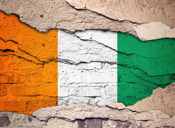 Bandera de Costa de Marfil pintada sobre un viejo fondo de pared. Ilustración 3D  - Foto, Imagen