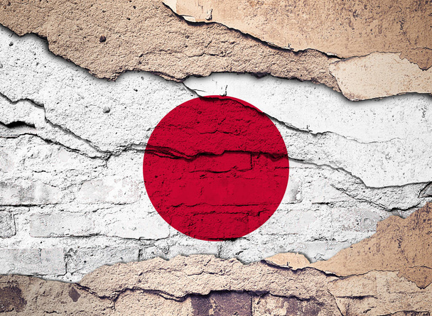 日本の国旗は古い城壁の背景に描かれている。3Dイラスト  - 写真・画像