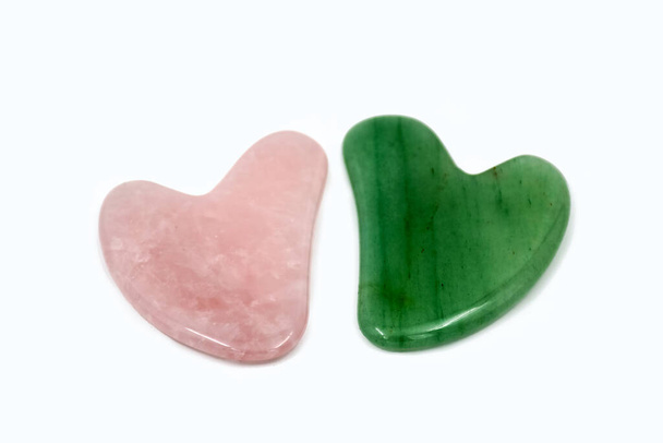 Инструмент для массажа тела Gua Sha зеленого и розового цвета. Натуральный нефритовый камень для лица Guasha Cure. - Фото, изображение