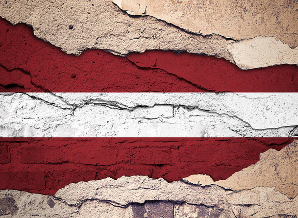 ラトビアの国旗は古い壁の背景に描かれている。3Dイラスト  - 写真・画像