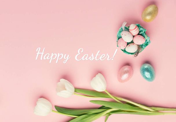 Wielkanocna kartka z jajkami wielkanocnymi i kwiatami tulipanów na różowym papierze. Złoto, srebro błyszczące dekoracje wielkanocne, folia minimalistyczny wzór jaj, nowoczesny wzór. - Zdjęcie, obraz
