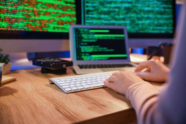 Programadora femenina trabajando en la oficina - Foto, Imagen