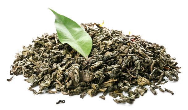 Foglie di tè verde secco su sfondo bianco - Foto, immagini