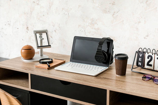 Posto di lavoro moderno con computer portatile in ufficio - Foto, immagini