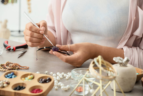Diseñadora femenina haciendo joyas en el lugar de trabajo - Foto, imagen
