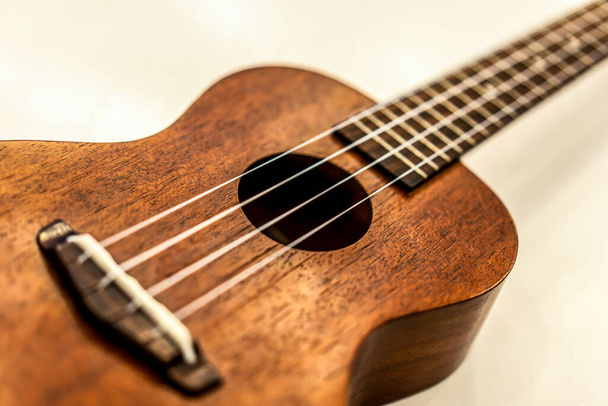 Een close-up van een Hawaiiaanse gitaar  - Foto, afbeelding