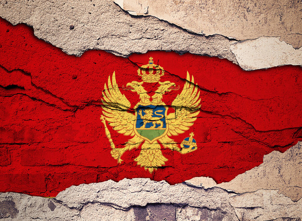 Чорногорський прапор, написаний на старому фоні стіни. 3D ілюстрація  - Фото, зображення