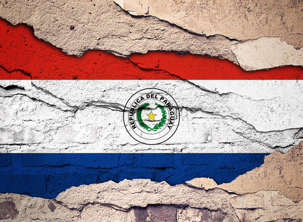 パラグアイの国旗は古い壁の背景に描かれている。3Dイラスト - 写真・画像