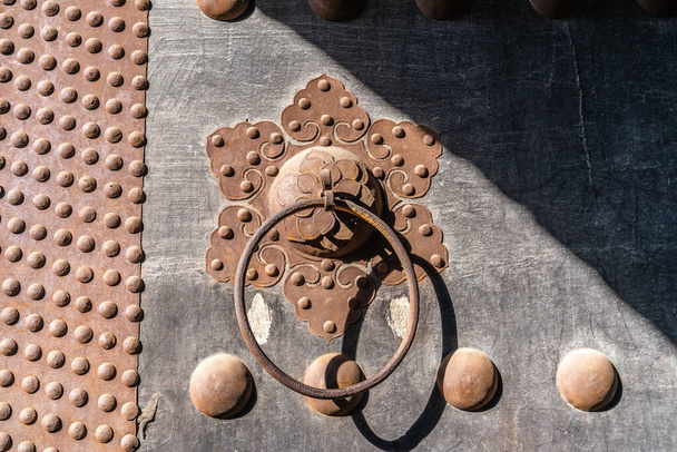 Медное кольцо на воротах в древние времена  - Фото, изображение