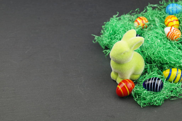 Счастливые пасхальные кролики и крашеные яйца - Фото, изображение