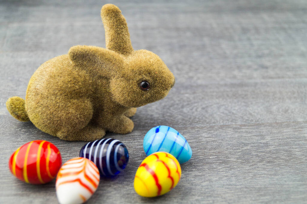 Felices conejos de Pascua y huevos de colores - Foto, imagen