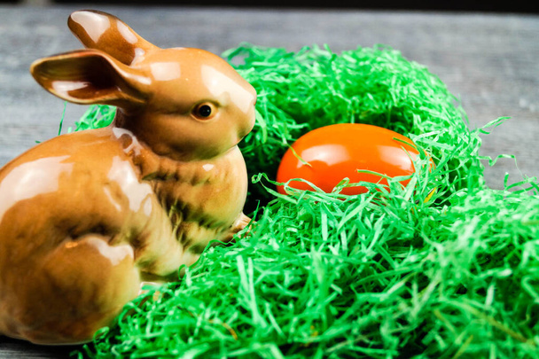 Coelhos da Páscoa felizes e ovos coloridos - Foto, Imagem